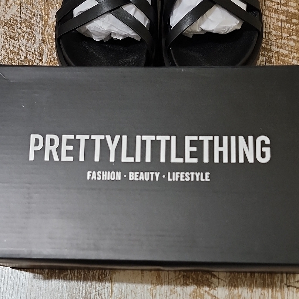 PrettyLittleThing Black Sandals with Open Toe and Thick Sole - Picture 2 of 10